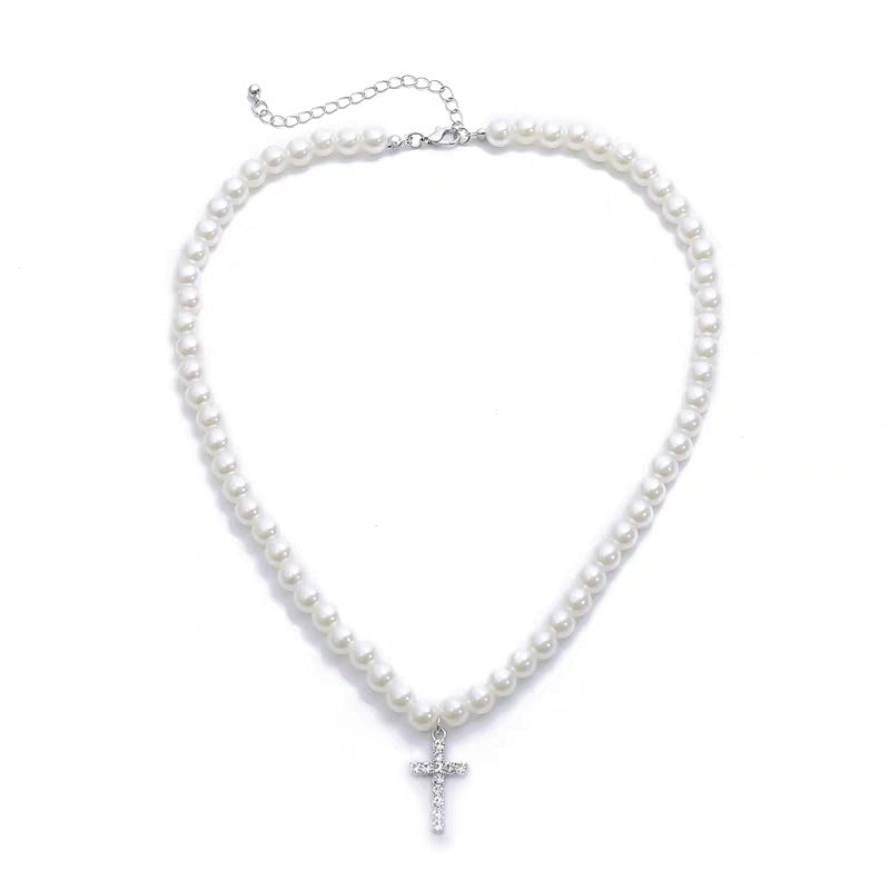 Collier croix en perles tendance
